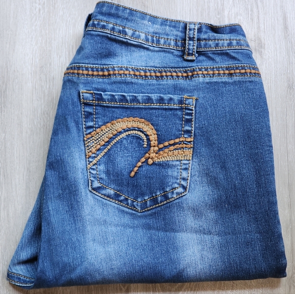 Revolt Jeans Straight Leg Medium wash sz 18w High Rise - Picture 8 of 8